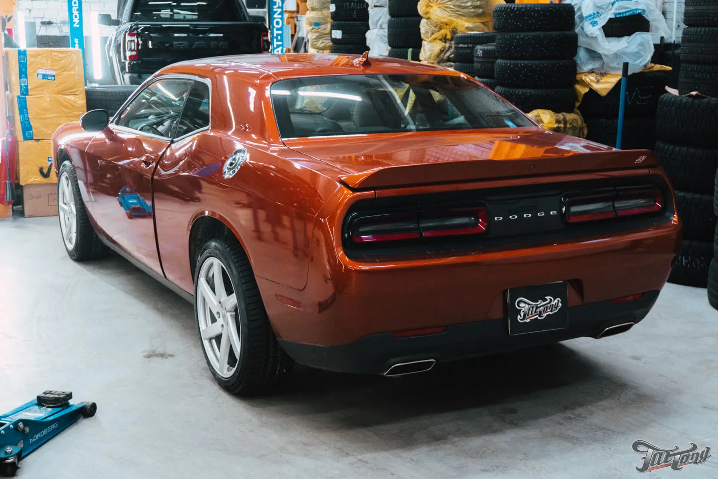 Фирменный Шиномонтаж на вибростенде на стендах Hunter для Dodge Challenger